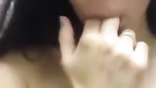 Hermosa Latina Se Masturba Antes De un Baño Caliente!