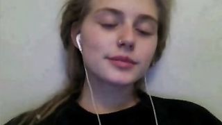 Hot Blondie Showing Boobs On Cam