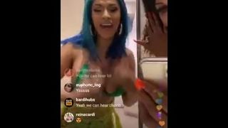 Cardi b shaking her ass on live.