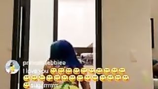 Cardi b shaking her ass on live.