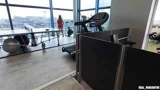 La danseuse Anastasia Brokelyn se fait démonter dans la salle de gym et le balcon par un producteur