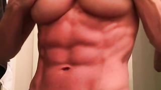 Muscular Babe Shows off Sexy Big Tits