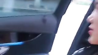 Chinese很屌的网红美女主播开着奔驰路边停车大胆露奶