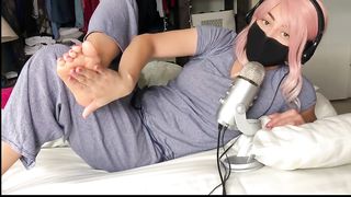 Sexy Spanish Chick Shows Feet in Bed [english]