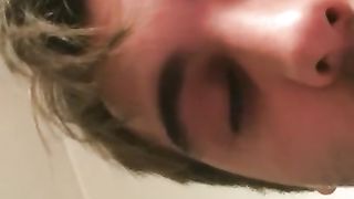 Joven Guapo Gime y Susurra Mientras Le Folla Duro un Italiano