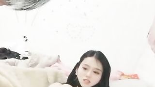 网红脸漂亮美女主播随机抽位粉丝啪啪,男的提前偷吃性药狂干不射,淫叫：你射吧,我坚持不了了,干的下面好痛!