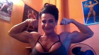 WEBCAM FBB FLEXES NICE BICEPS