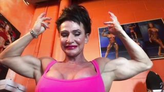 WEBCAM FBB FLEXES NICE BICEPS
